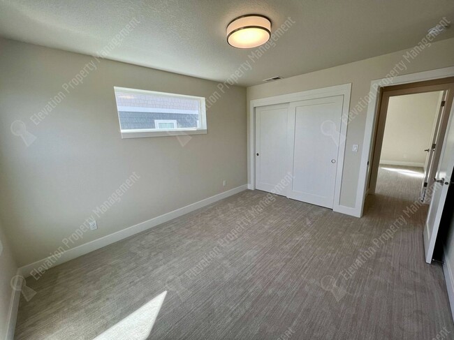 Building Photo - Gorgeous newly built in 2022 4 BR home in ...