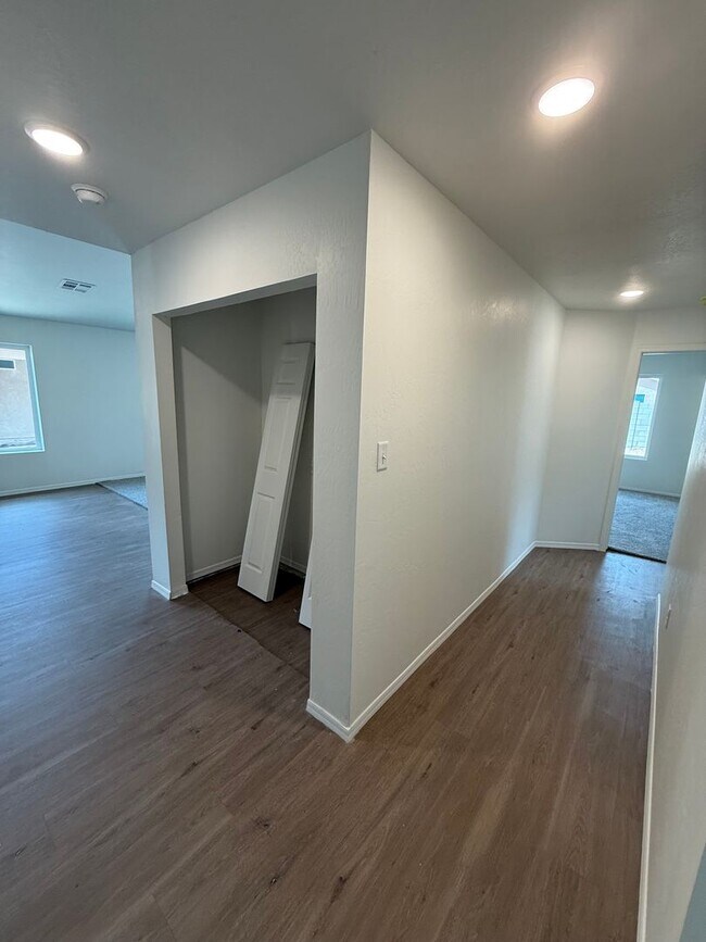 Building Photo - BRAND NEW 4 Bedroom in Desert Sands!