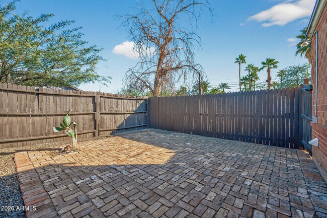 Building Photo - 901 W Willetta St