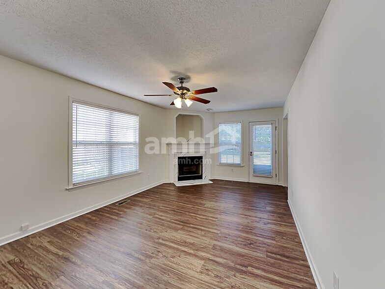 Building Photo - 241 Pinecroft Dr
