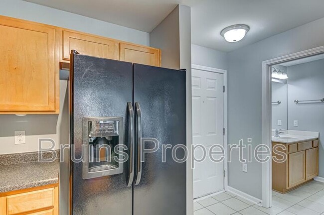 Building Photo - 7108 W Friendly Ave