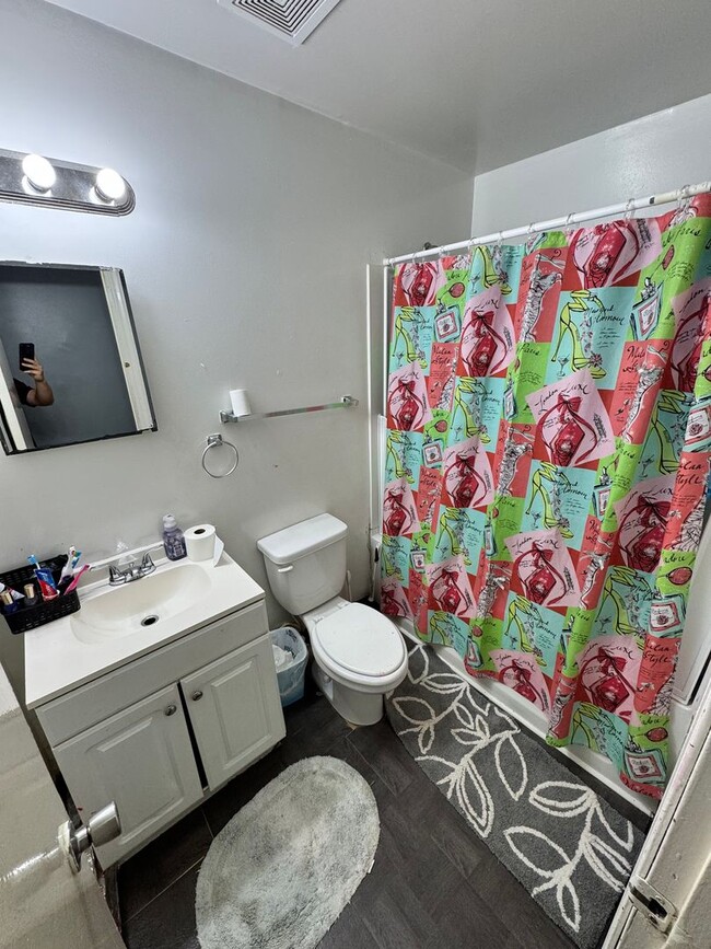 Building Photo - Cozy 3 bed 1 bath w Central HVAC