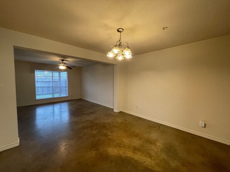 Building Photo - 4006 Cambridge Dr