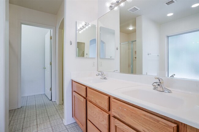 Building Photo - 3 Bedroom, 2 Bath, 2 Car Garage For Rent in Prescott!