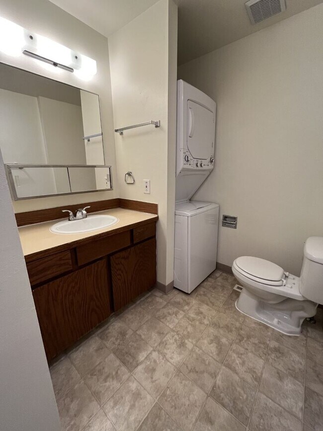 Building Photo - 118 W Colby Ln