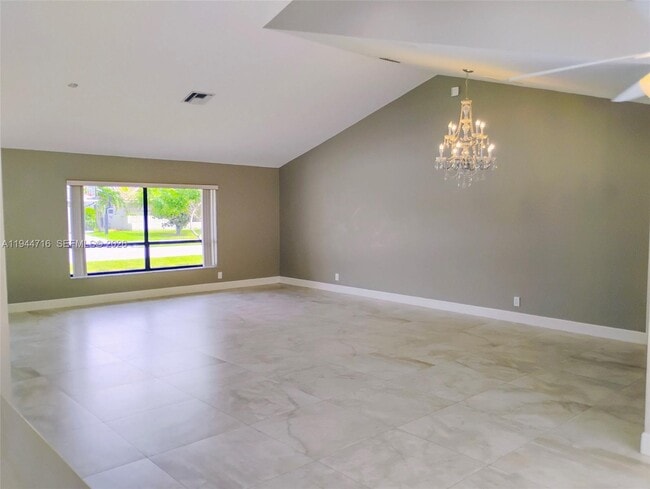 Building Photo - 9654 Sun Pointe Dr