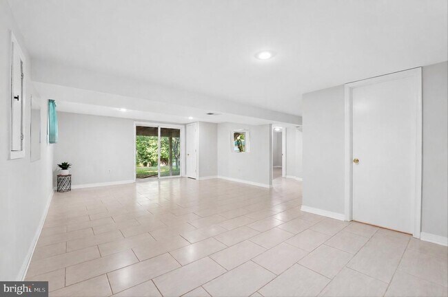Building Photo - 229 Cabbel Dr