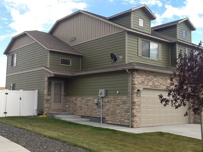 Building Photo - 3 BED 2.5 BATH SADDLE RIDGE TOWNHOUSE