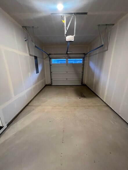 Building Photo - 6532 SE Nasha St