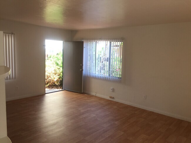 Building Photo - Private Cottage unit behind house with fen...