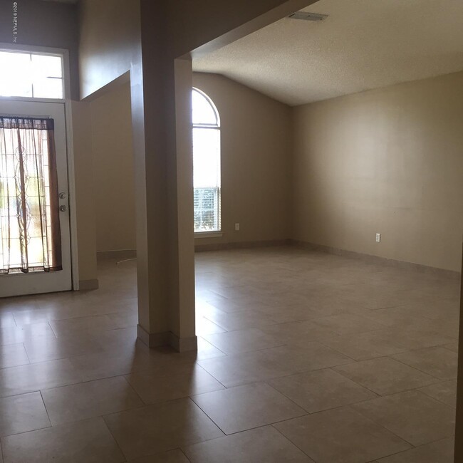 Building Photo - 12390 Casheros Cove Dr S