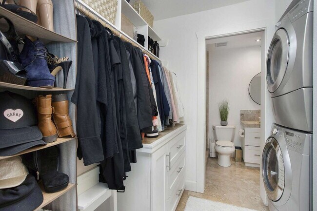 Building Photo - Coastal Corner Loft, Quiet, Bright & Stylish