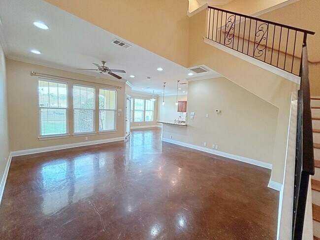 Building Photo - 3 Bedroom Townhouse in Gated Community off...