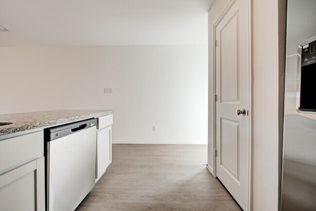 Building Photo - 2011 Delphine Dr