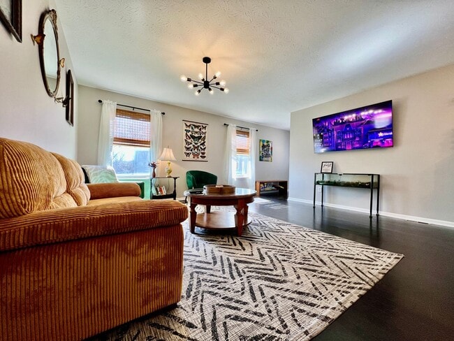 Building Photo - Fully Furnished Home with great location