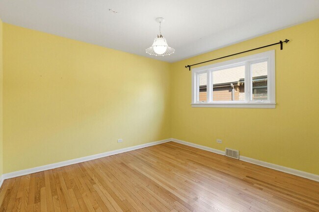 Building Photo - 556 Barton Ave