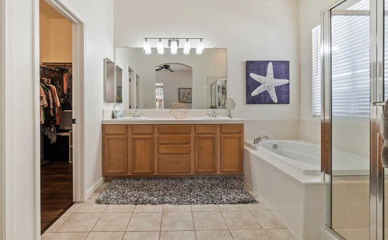 Master bathroom - 10345 Coyote Creek Dr