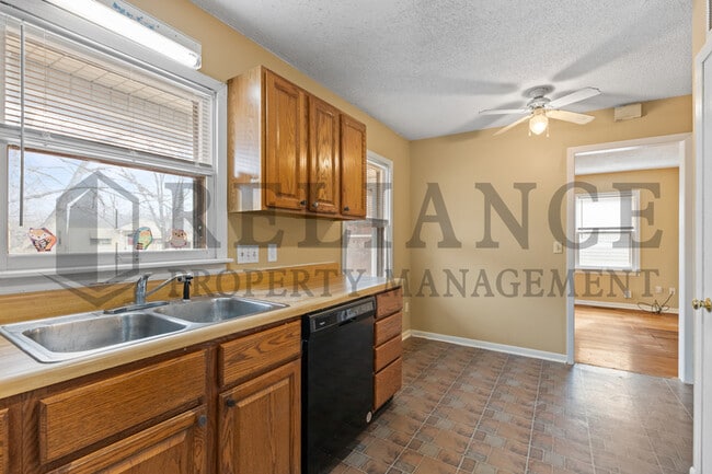 Building Photo - 1913 N Hood St