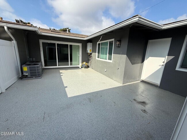 Building Photo - 102 W Alta Green
