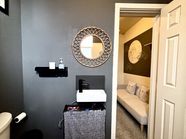 Building Photo - 612 Park St.