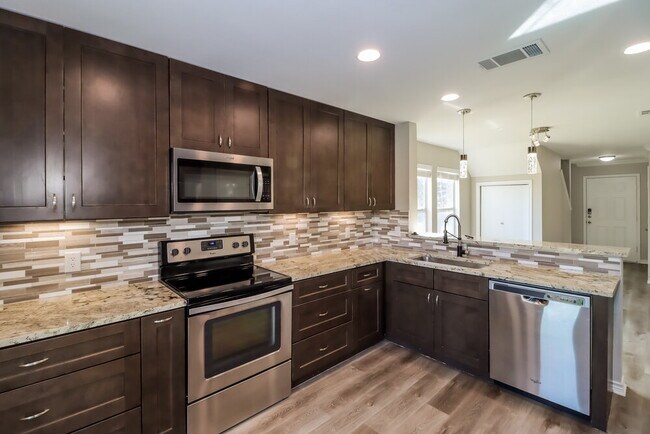 Building Photo - 121 Camellia Dr