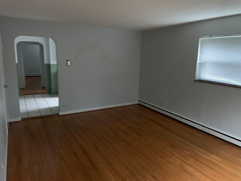 Building Photo - 4964 Charlemar Dr