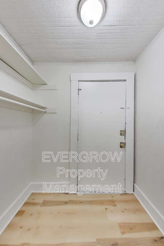 Building Photo - 413 N Oxford St