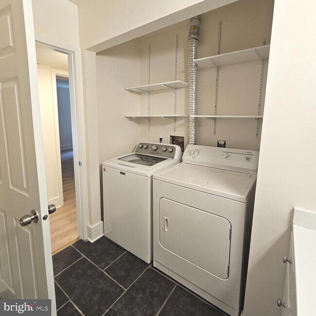 Building Photo - 5821 Royal Ridge Dr