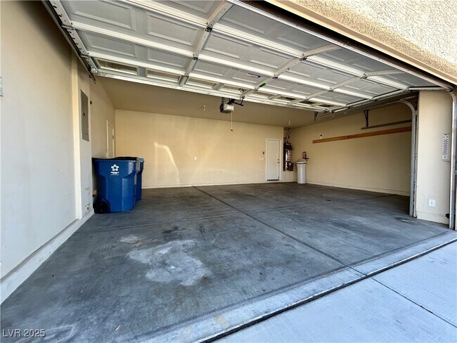 Building Photo - 2115 Zicker Ave