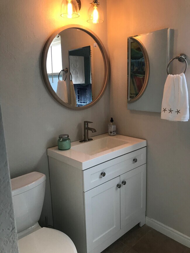 Building Photo - 827 San Luis Rey Pl