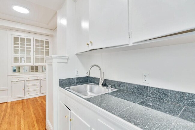 Building Photo - 560 O'Farrell St