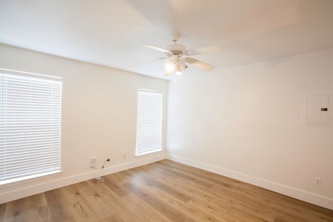 Building Photo - Remodeled Central Dallas Condo