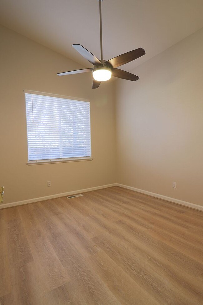Building Photo - 8701 White Fir St