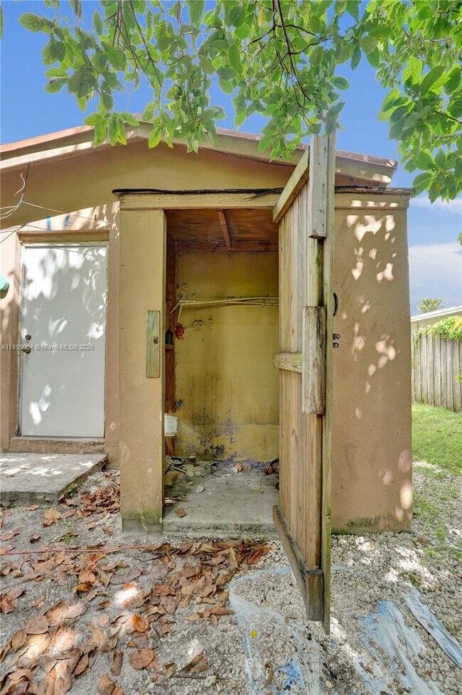 Building Photo - 6860 SW 18th Ct