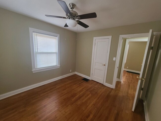 Building Photo - Extra clean and spacious home with a finis...