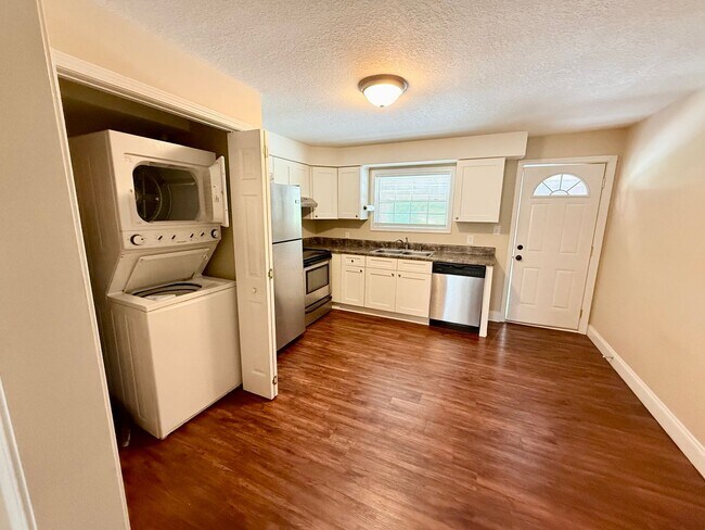 Building Photo - 2 Bedroom / 1 Bath Apt. - Johnson City