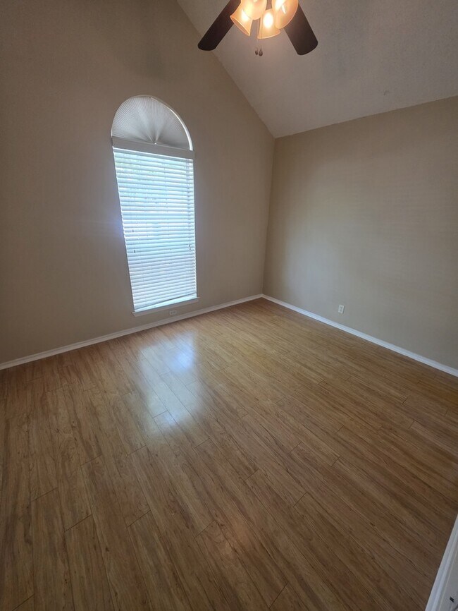 Building Photo - 4 bed 2 bath home in Northgate