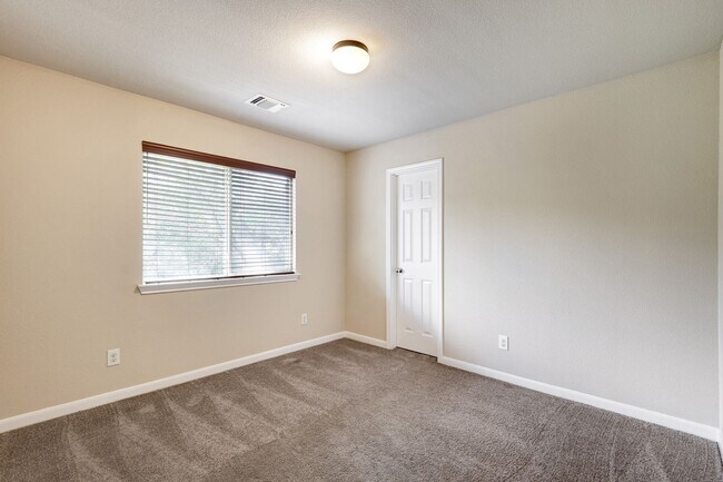 Building Photo - Beautiful 3 Bedroom 2 1/2 in trophy ridge