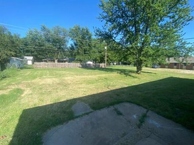 Building Photo - Large 5 bedroom 2 bath home in Derby
