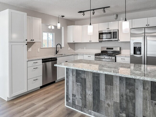 Building Photo - 1106 Arias Ave NW
