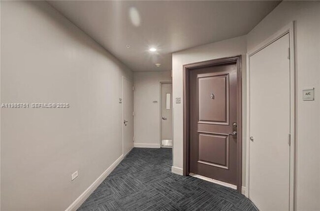 Building Photo - 480 NE 30th St