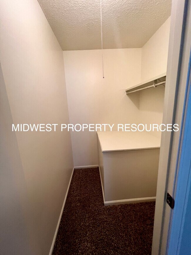 Building Photo - Stunning 2 Story townhome w/ outdoor Maintenance provided