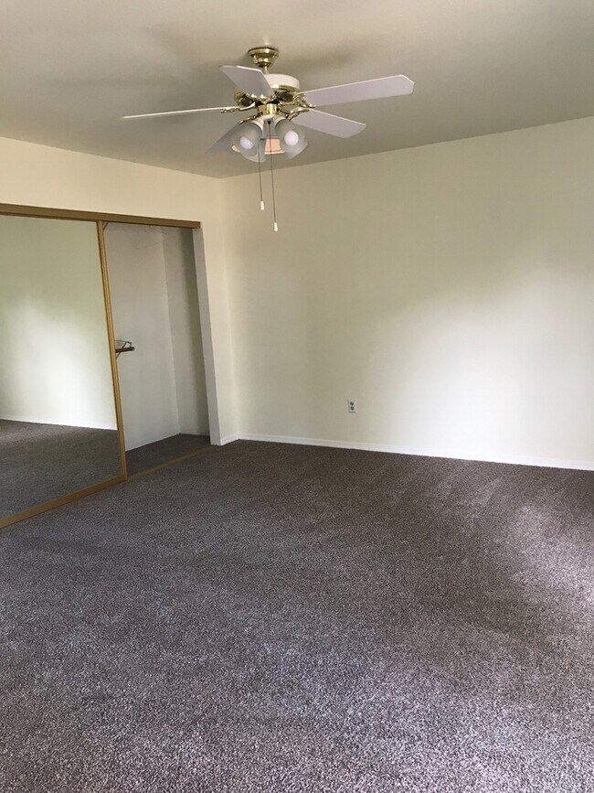 Building Photo - 3 Bedroom 2 Bath home w Garage
