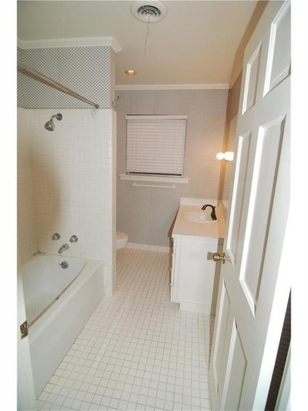 Building Photo - 1700 W 30th St
