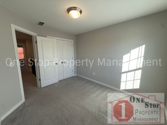 Building Photo - 3 Bedroom / 2.5 Bathroom Townhome in Louisburg, KS!