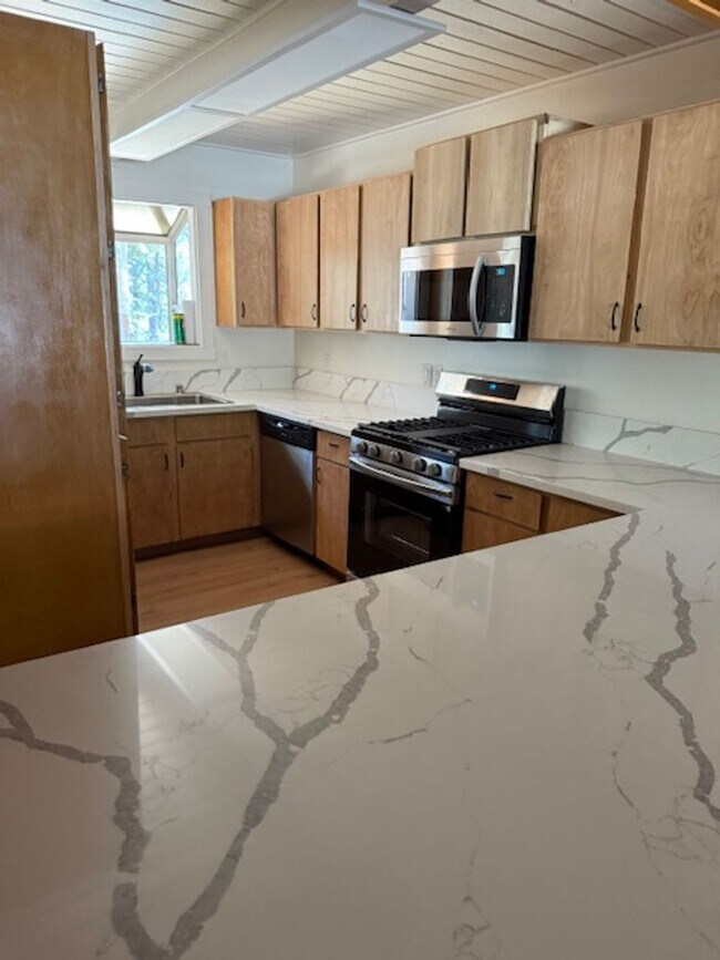 Building Photo - 3Bd 2Ba home located in a quiet neighborho...