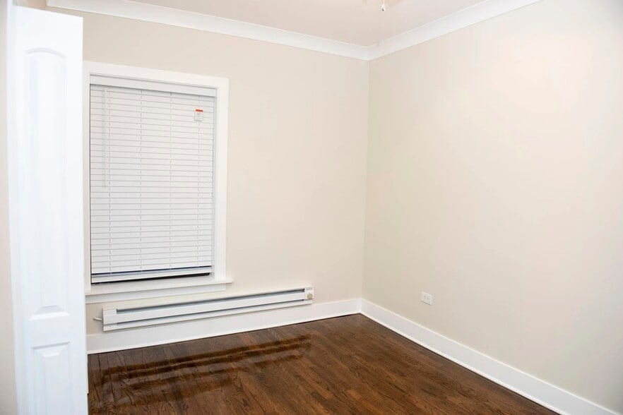 Building Photo - 727 W Roscoe St