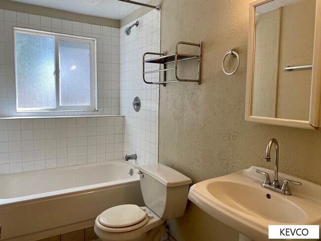 Building Photo - Great and Spacious Home with Backyard!