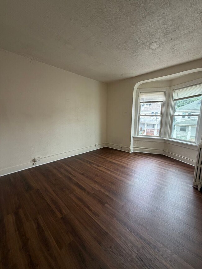 Building Photo - 722 Manor St