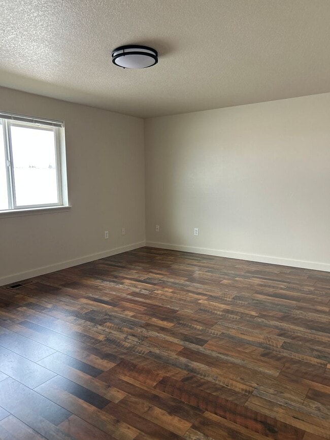 Building Photo - 532 SE Ponderosa Dr